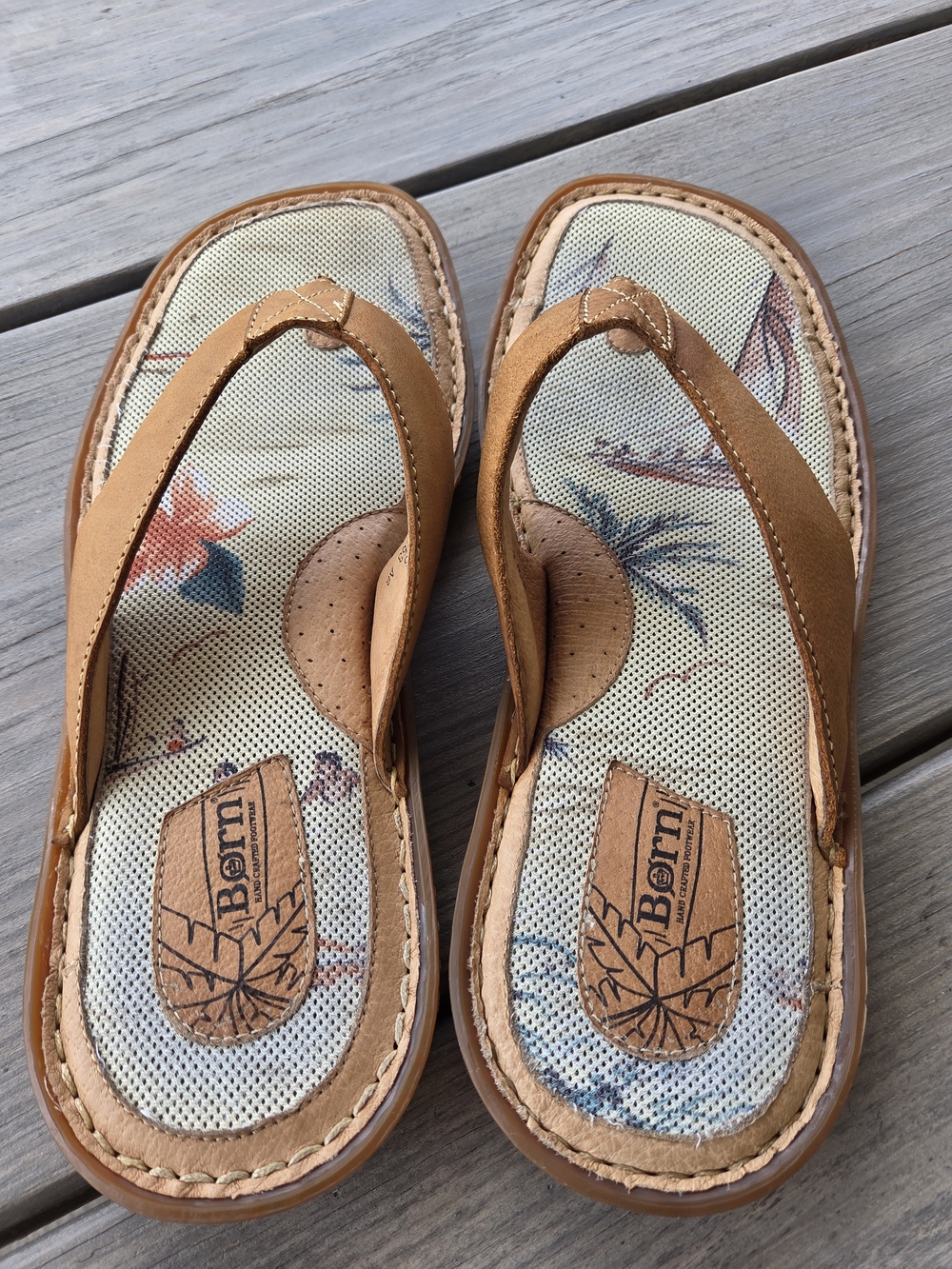 Born Men's Vintage Island Style Floral Thong Sandals in Brown Size 11